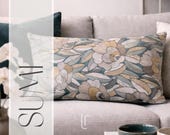 SUMI Dekokissen | Jacquard Kissen | Blumenkissen mit Metallic Schimmer | OEKO-TEX® Kissenbezug | Elegantes Sofakissen in Blau & Gold