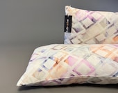JANANI Dekokissen | Handgemachtes Dekokissen mit Aquarell-Karomuster | Pastell in Apricot, Beere & Blau-Grau | Vegan | Baumwolle