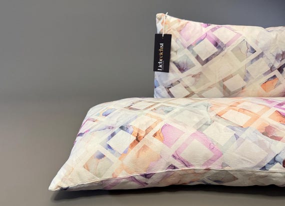JANANI Dekokissen | Handgemachtes Dekokissen mit Aquarell-Karomuster | Pastell in Apricot, Beere & Blau-Grau | Vegan | Baumwolle