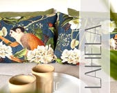 LAHELA Dekokissen | handgefertigtes Kissen mit exotischem Druck | Affe, Kakadu & Blumenmotiv | tropisches Wohnaccessoire
