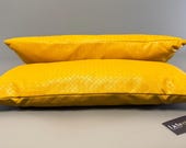 MANA Dekokissen | veganes Kissen in Lederoptik | Honigfarbe mit geprägter Webstruktur | handgefertigt | Unikat | stilvolles Sofakissen