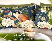 LAHELA Dekokissen | handgefertigtes Kissen mit exotischem Druck | Affe, Kakadu & Blumenmotiv | tropisches Wohnaccessoire