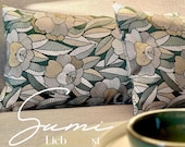 SUMI Dekokissen | Jacquard Kissen | Blumenkissen mit Metallic Schimmer | OEKO-TEX® Kissenbezug | Elegantes Sofakissen in Blau & Gold