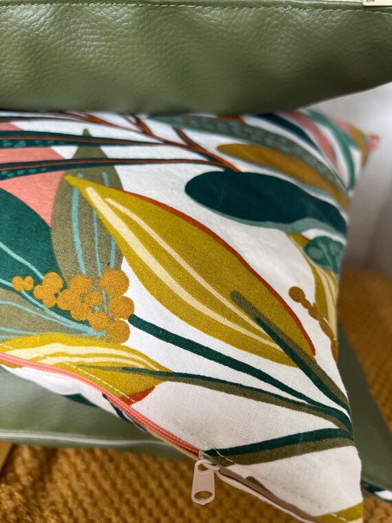 SASOU Dekokissen | Tropisches Dekokissen mit Blätterprint in Grün, Mint & Petrol | Handgemacht, Baumwolle | Natürlich | vegan