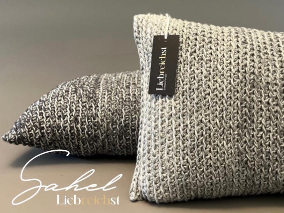 SAHEL Häkelkissen | Luxuriöses Wollkissen – handgefertigt, Unikat mit elegantem Farbverlauf in Grau | Deko-Kissen modern & stilvoll | vegan