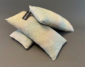 LIVIA Häkelkissen | Handgefertigtes Kissen in Beige mit Regenbogen-Farbverlauf | Vegane Wolle | Nachhaltig & einzigartig | Unikat