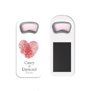 Hochzeits Gastgeschenk: Personalisierter magnetischer Flaschenöffner. Personalisiert mit eingravierten Details.