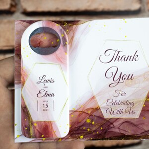 Presente de casamento personalizável, ímãs abridores de tampas, lembrancinhas de casamento, lembrancinhas de casamento personalizadas, ímã abridor de garrafas com cartão de agradecimento e bolsa de gelatina