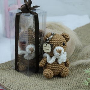 Baby Shower personalizzato Orsetto Amigurumi personalizzato, Bomboniere portachiavi sfuse, Mini magnete per body orsacchiotto all'uncinetto, Regalo per l'ospite Baby Shower