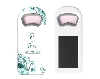 Offrez une date personnalisée : ouvre-bouchon magnétique. Personnalisation avec la date du mariage et les noms.