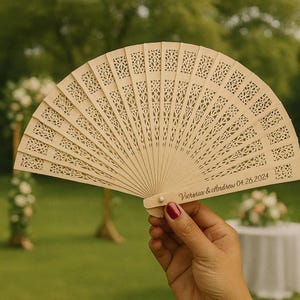 Ventagli in legno di sandalo elegantemente incisi per ordini all'ingrosso, ventagli personalizzati per matrimoni, bomboniere personalizzate, ventagli per ospiti, ventagli per matrimoni all'ingrosso