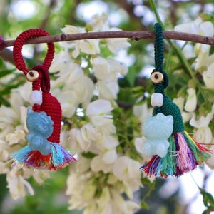 Hello Kitty sculptée à la main. Très mignon. Fabriquée en jade naturel, elle peut être portée à volonté avec un collier ou un porte-clés.