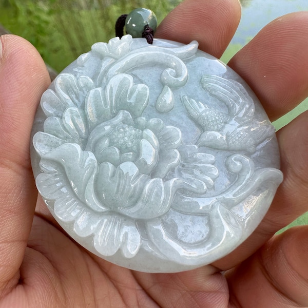 A peony flower pendant made of Grade A jadeite. Use it as a sweater chain or casually with other accessories.