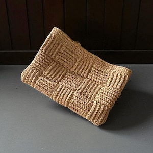Crochet Raffia Clutch Bag, Handmade Woven Summer Purse with Basketweave Texture, Natural Fiber Boho Beach Accessory, Gift for Women