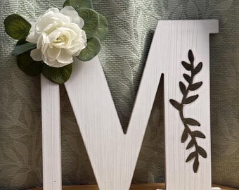 Individueller Holzbuchstabe mit Blümchen