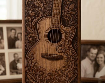 Urna funeraria de madera grabada con forma de guitarra, homenaje conmemorativo a un músico.