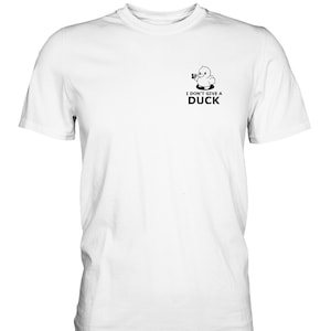 Könnte beinhalten: Weißes T-Shirt mit einer schwarz-weißen Illustration eines Entchens, das eine Bierkrüge hält. Der Text "I don't give a duck" ist unter der Illustration gedruckt.