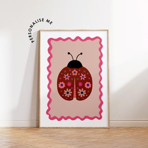 Pequena Joaninha | Estampa de Flor Joaninha | Quarto Infantil | Arte Personalizada para Sala de Brinquedos | Decoração de Quarto de Bebê | Ilustração Infantil Colorida