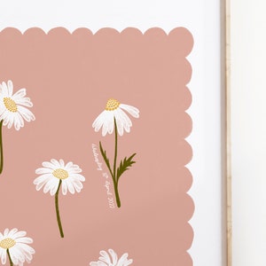 Geburt Blumen Print April Gänseblümchen Personalisierte Illustration Handgezeichnete Blumen Mädchenzimmer Kinderzimmer Dekor Mädchenzimmer Jakobsmuschelrand Bild 2