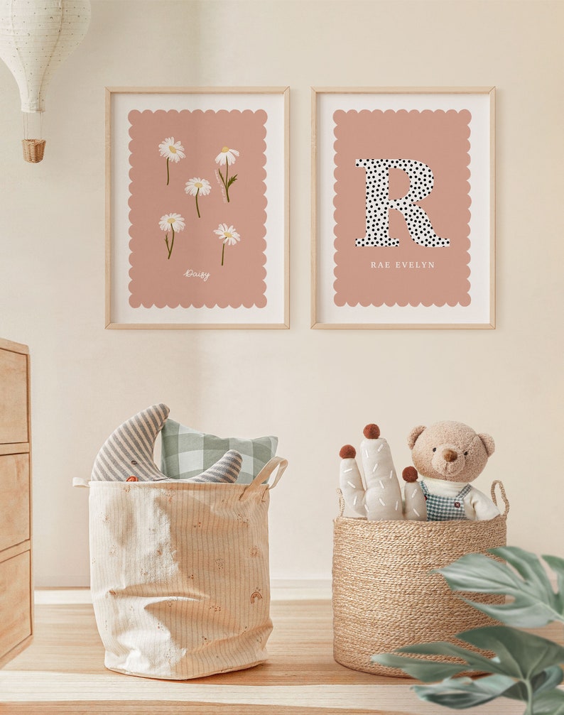 Geburt Blumen Print April Gänseblümchen Personalisierte Illustration Handgezeichnete Blumen Mädchenzimmer Kinderzimmer Dekor Mädchenzimmer Jakobsmuschelrand Bild 5