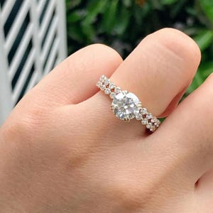 Anello in argento con diamanti e moissanite rotondi da 2 carati, anello nuziale solitario a doppio griffe, anello solitario rotondo con fascia dell&#39;eternità abbinata