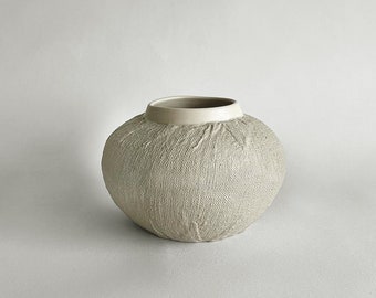 Jarrón de cerámica beige hecho a mano: Arte Wabi Sabi texturizado, tamaño mediano