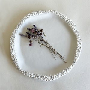 Grande piatto da portata in ceramica bianca fatto a mano: gres testurizzato, rustico Wabi Sabi