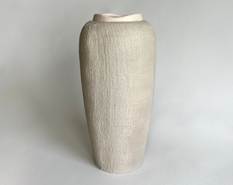 Jarrón de cerámica beige hecho a mano: Gran gres texturizado, arte Wabi Sabi