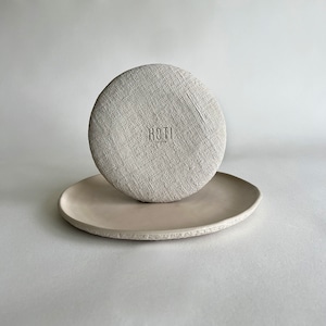 Prato de jantar pequeno de cerâmica bege feito à mão: grés texturizado, louça rústica