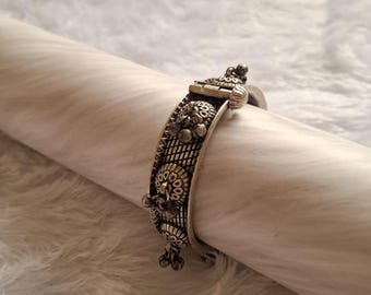 Brazalete Kada de plata oxidada / Campanas Ghungroo vintage, joyería india