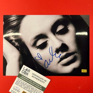 ADELE Äkta handsignerat 8x12 foto + LAR CoA äkthetsintyg - Sällsynt