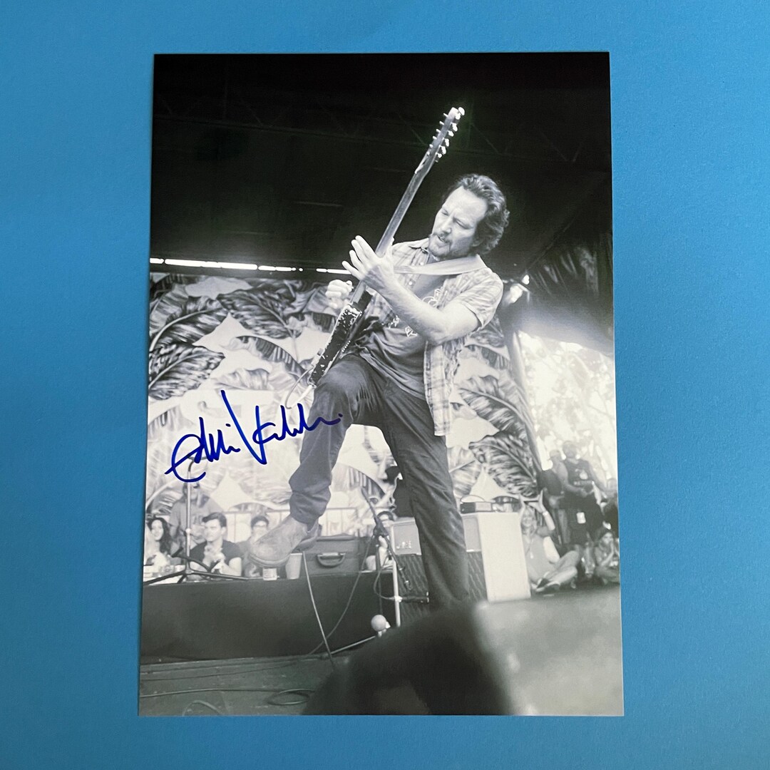 EDDIE VEDDER signed autographed photo on stage COA Hologram