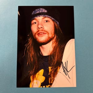 ガンズ・アンド・ローゼズ メンバーサイン入り写真+証明書 AXL ROSE & SLASH サイン入り写真 - ガンズ・アンド・ローゼズ