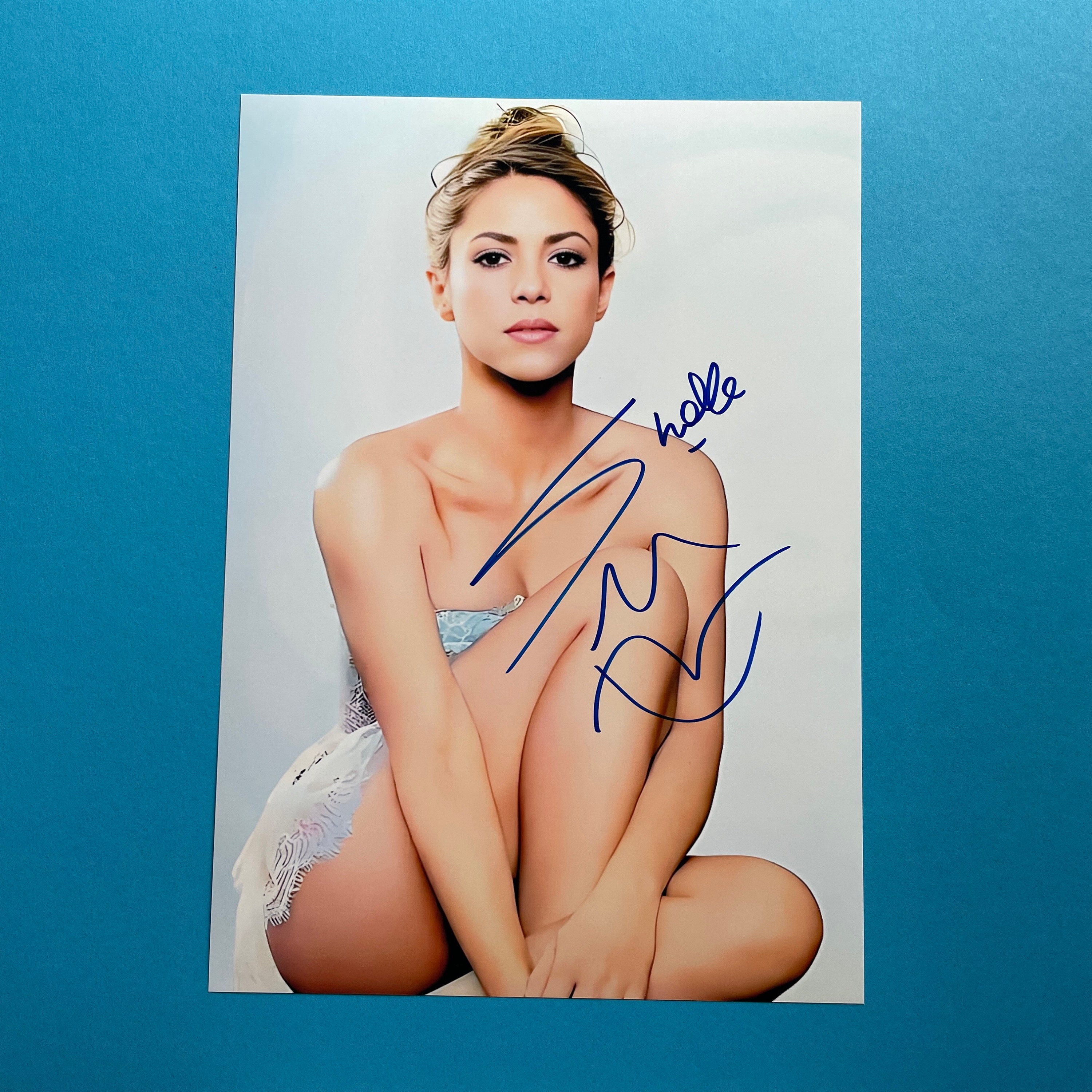 SHAKIRA Signed Autographed Photo leisure COA Hologram main image 0