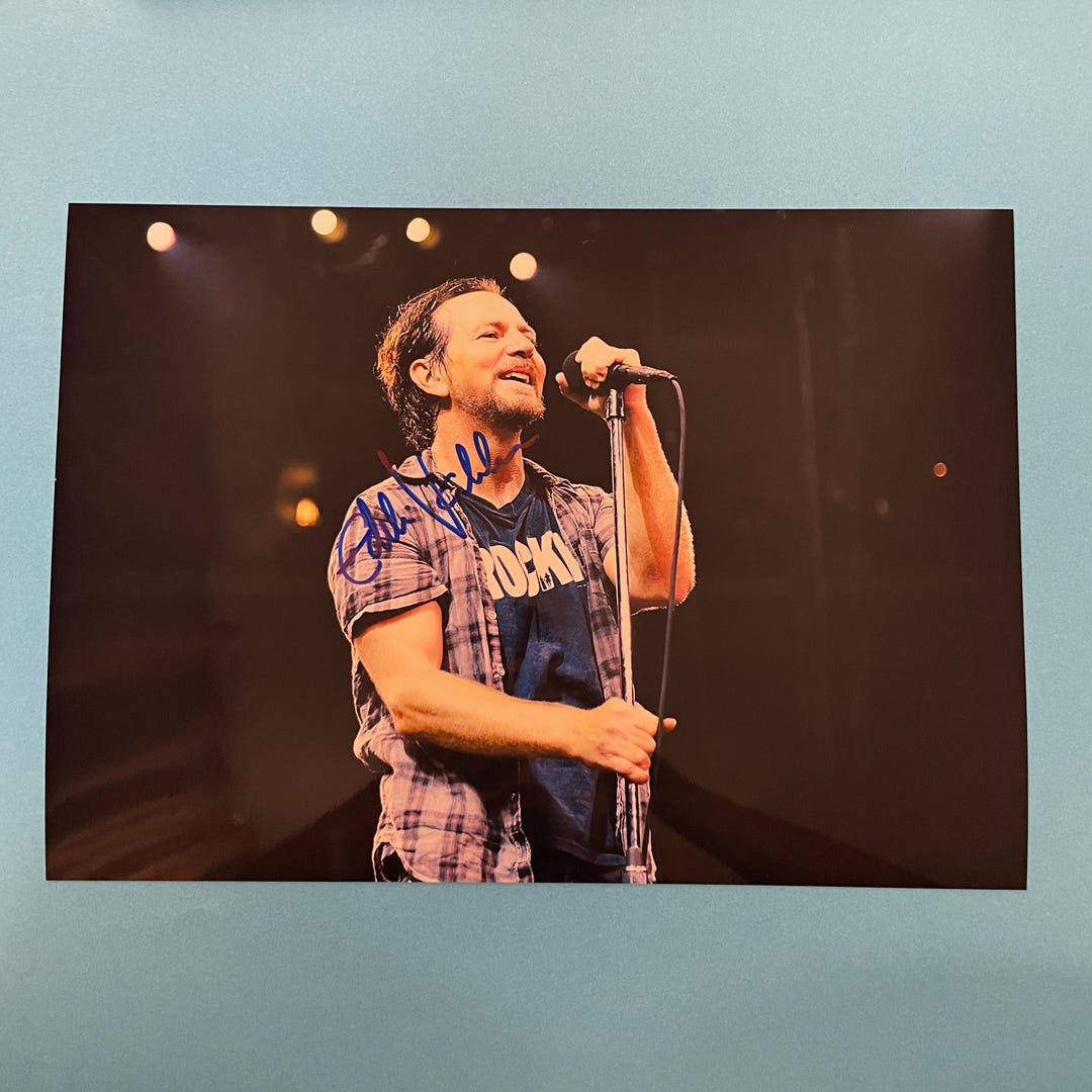 EDDIE VEDDER signed autographed photo on stage COA Hologram main image 0