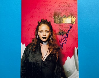 Rihanna hat ein authentisches Fotoautogramm mit Echtheitszertifikat signiert