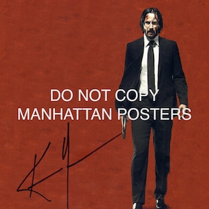 Puede incluir: Póster de un hombre con traje negro, sosteniendo un arma, sobre un fondo rojo. Se muestra el texto "DO NOT COPY MANHATTAN POSTERS". Hay una firma en la esquina inferior izquierda. La imagen tiene un ambiente cinematográfico.