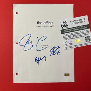Reparto de THE OFFICE: Steve Carell, John Krasinski, B.J. Novak. Guion/guion de vigilancia de correo electrónico auténtico firmado a mano + Certificado de autenticidad LAR. Raro.