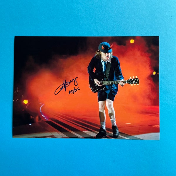 Angus Young AC/DC hat ein authentisches Fotoautogramm mit Echtheitszertifikat signiert