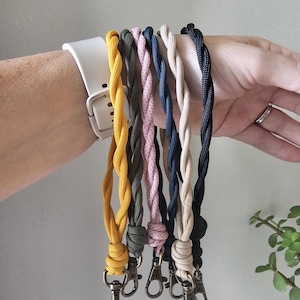 Llavero de pulsera de paracord: correa minimalista para llaves, llavero de cuerda hecho a mano, llavero de pulsera en tonos tierra neutros.