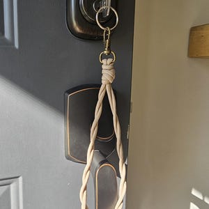 Llavero de pulsera de paracord: correa minimalista para llaves, llavero de cuerda hecho a mano, llavero de pulsera en tonos tierra neutros.