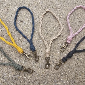 Llavero de pulsera de paracord: correa minimalista para llaves, llavero de cuerda hecho a mano, llavero de pulsera en tonos tierra neutros.