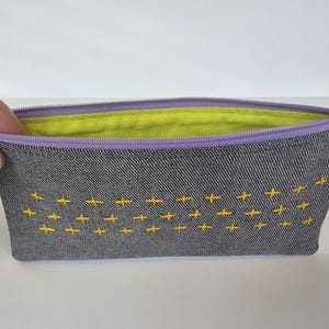 Bolsa vaquera bordada con cremallera: neceser hecho a mano, bolso de mano pequeño, organizador de viaje pequeño, regalo ecológico