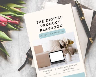 Könnte beinhalten: Ein weiß-blaues digitales Produkt-Playbook mit dem Titel "The Digital Product Playbook" und dem Untertitel "Unlock Your Potential". Das Cover zeigt einen Laptop auf einem Tisch mit einer Vase mit Trockenblumen und einem hellbraunen Sofa im Hintergrund. Der Text "Making Money Online with Digital Products" befindet sich ebenfalls auf dem Cover.