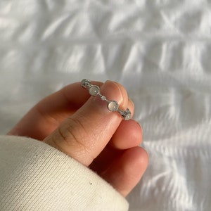 Anello in pietra di luna in argento sterling, Anello regolabile, Anello con pietra preziosa delicata, Anello carino, Anello delicato, Anelli per donne, Gioielli minimalisti, Anello immagine 7