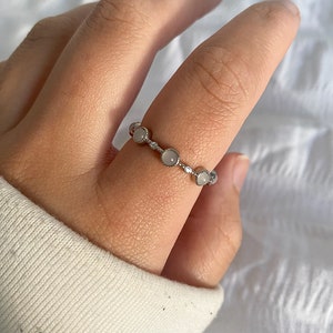 Anillo de piedra lunar de plata de ley, anillo ajustable, anillo de piedra preciosa delicada, anillo lindo, anillo delicado, anillos para mujeres, joyería minimalista, anillo imagen 5