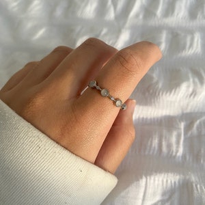 Anello in pietra di luna in argento sterling, Anello regolabile, Anello con pietra preziosa delicata, Anello carino, Anello delicato, Anelli per donne, Gioielli minimalisti, Anello immagine 10