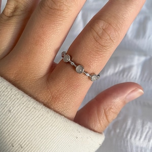 Anillo de piedra lunar de plata de ley, anillo ajustable, anillo de piedra preciosa delicada, anillo lindo, anillo delicado, anillos para mujeres, joyería minimalista, anillo imagen 2