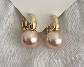 Pendientes de aro de perlas chapados en oro de 14K, aros de perlas nupciales, pendientes de oro, pendientes para mujer, pendientes delicados, diseños de pendientes de oro, regalos