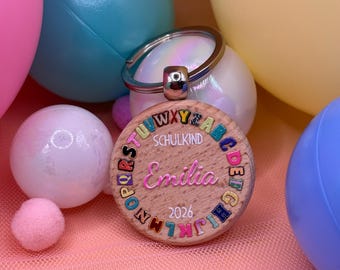 Holz-Schlüsselanhänger Schulkind ca. 4 cm – Geschenk zur Einschulung mit Name & Jahr